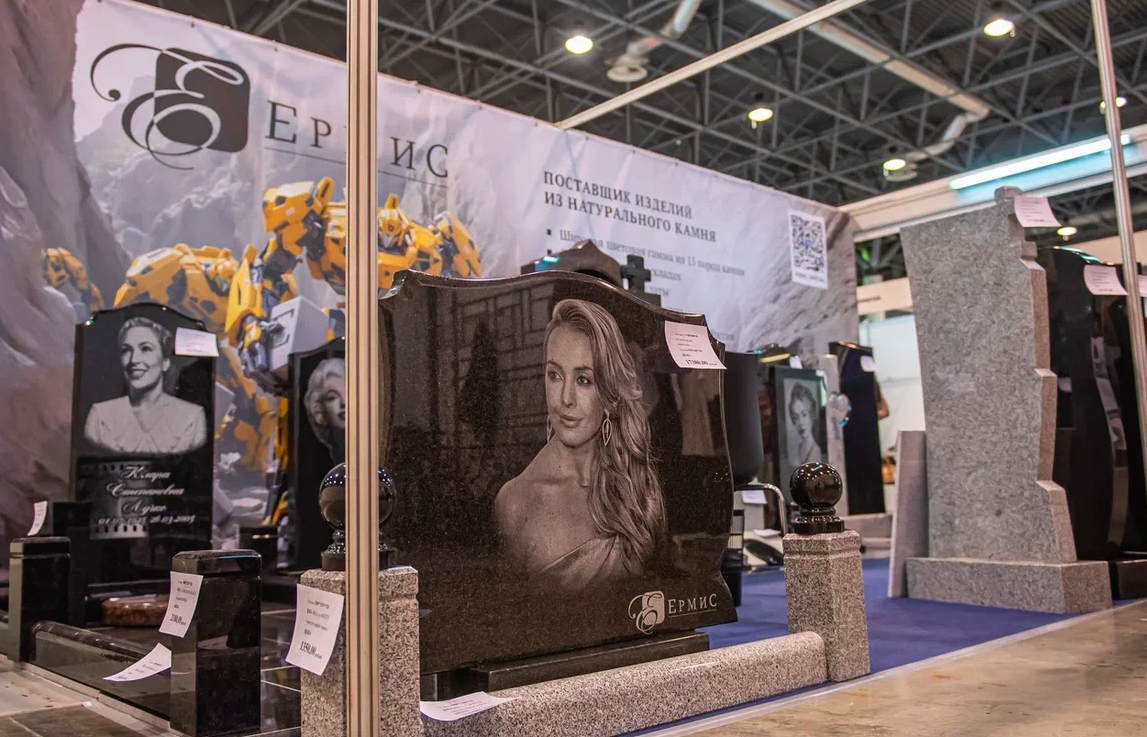 Фото Сталин в гробу, памятники Фриске и Жириновского. В Новосибирске опубликованы кадры с ритуальной выставки – 15 будоражащих кадров 5 - Сиб.ФМ Фото Сталин в гробу, памятники Фриске и Жириновского. В Новосибирске опубликованы кадры с ритуальной выставки – 15 будоражащих кадров 5